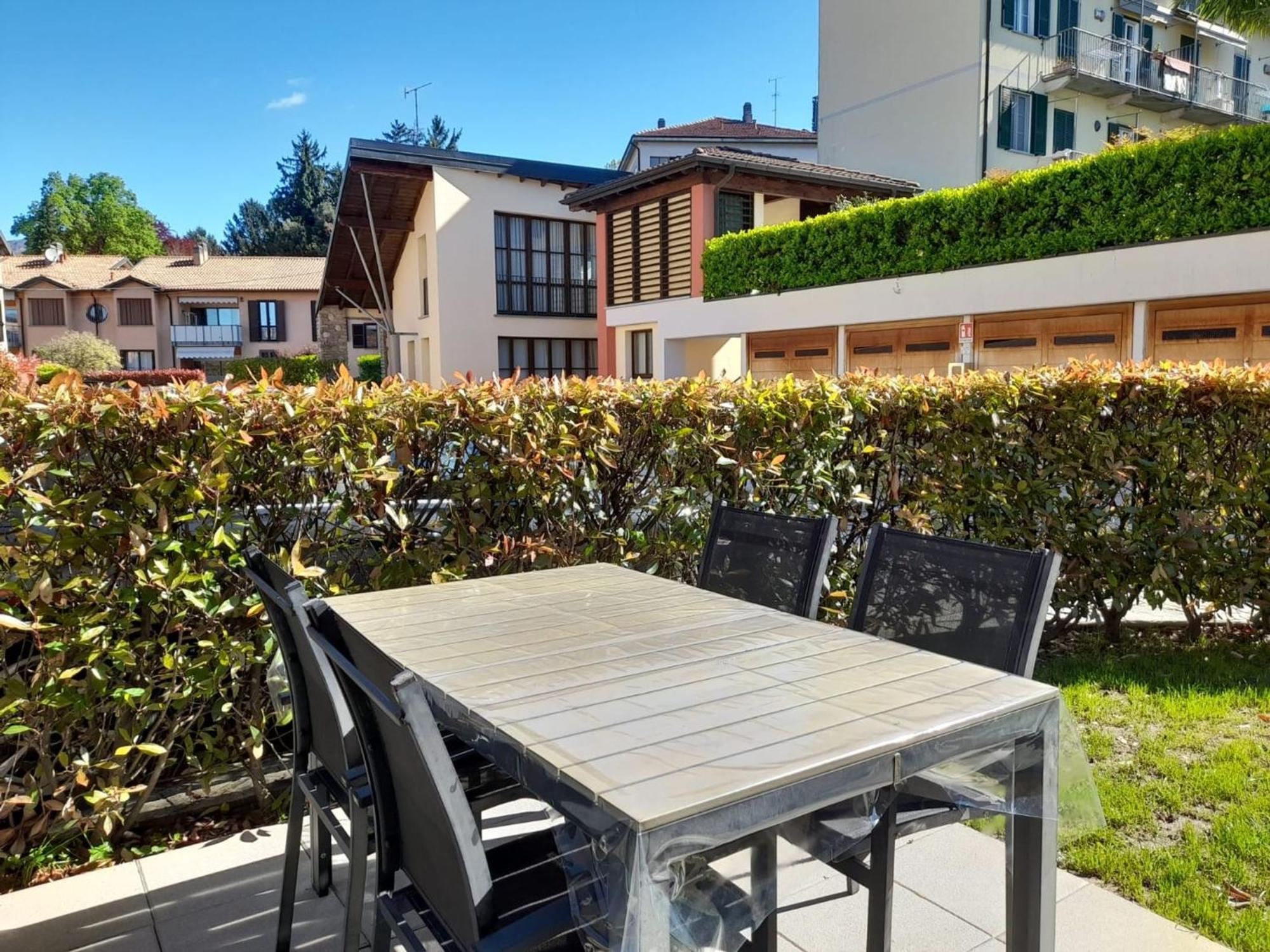 Marco Apartment - Holiday Apartment Luino Eksteriør billede